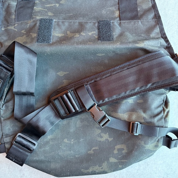 Mission Workshop Black-Camo Monty Messenger Bag w/Arkiv Closure - Picture 4 of 7
